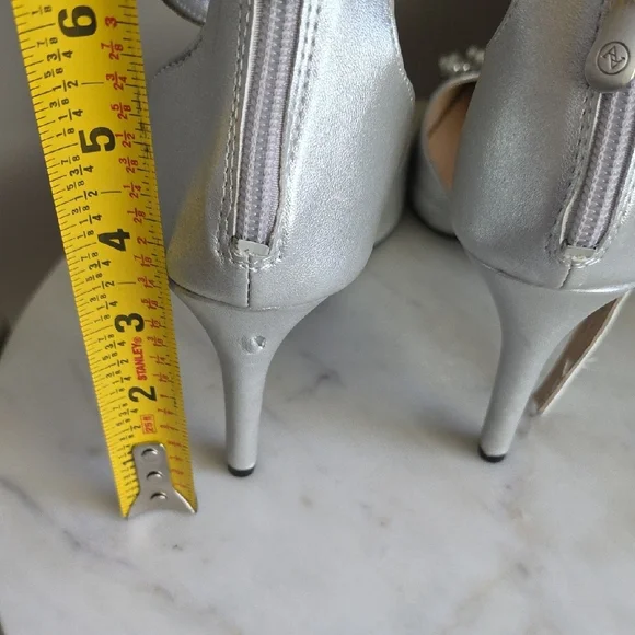 Chic Silver Heels with Rhinestone Accents - Picture 4 of 7